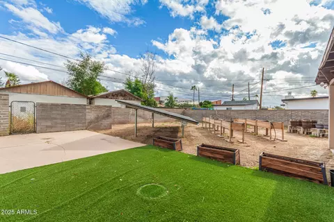 Exterior - 9011 N 3rd Dr, Phoenix, AZ 85021 photo 2 of 7