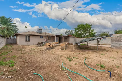 Exterior - 9011 N 3rd Dr, Phoenix, AZ 85021 photo 3 of 7