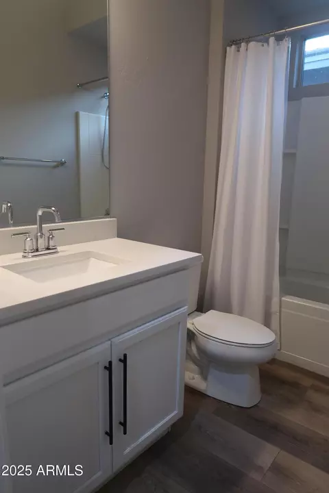 Bath - 2852 E Robin Ln E, Phoenix, AZ 85050 photo 1 of 5