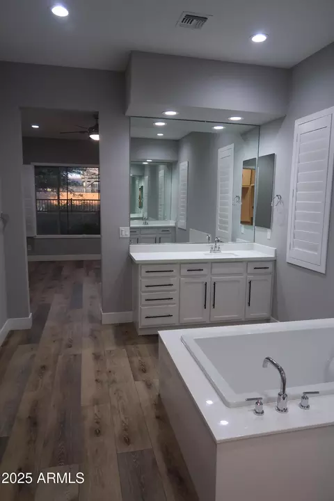 Bath - 2852 E Robin Ln E, Phoenix, AZ 85050 photo 4 of 5