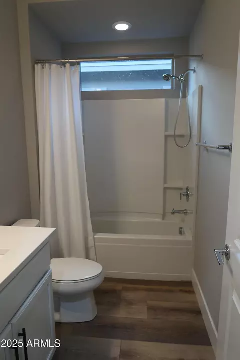 Bath - 2852 E Robin Ln E, Phoenix, AZ 85050 photo 2 of 5