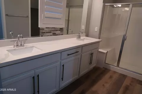 Bath - 2852 E Robin Ln E, Phoenix, AZ 85050 photo 5 of 5