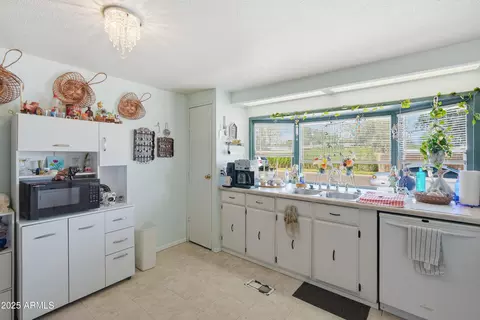 233 E Villa Rita Dr, Phoenix, AZ 85022 photo 9