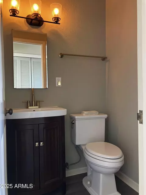 Bath - 1024 W Solar Dr, Phoenix, AZ 85021 photo 3 of 3