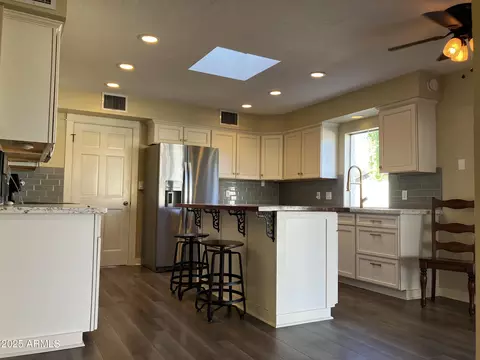 Kitchen - 1024 W Solar Dr, Phoenix, AZ 85021 photo 2 of 3