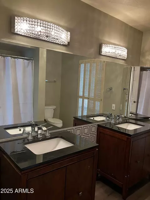 Bath - 1024 W Solar Dr, Phoenix, AZ 85021 photo 2 of 3