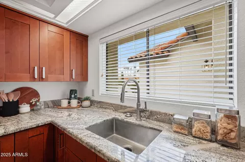 Kitchen - 935 E Citation Ln, Tempe, AZ 85284 photo 4 of 6