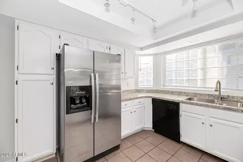 Kitchen - 3536 E Le Marche Ave, Phoenix, AZ 85032 photo 1 of 3