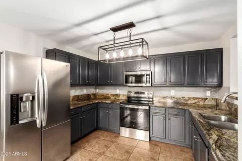 Kitchen - 631 S Colonial Ct, Gilbert, AZ 85296 photo 2 of 3