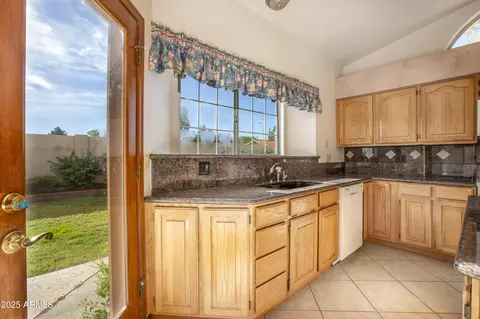 Kitchen - 1129 E Knight Ln, Tempe, AZ 85284 photo 3 of 4
