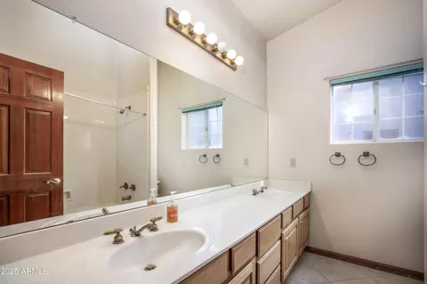 Bath - 1129 E Knight Ln, Tempe, AZ 85284 photo 4 of 5