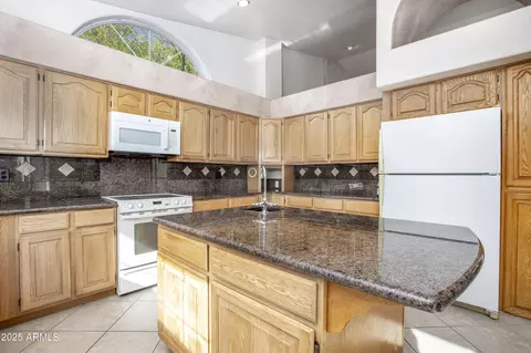Kitchen - 1129 E Knight Ln, Tempe, AZ 85284 photo 2 of 4