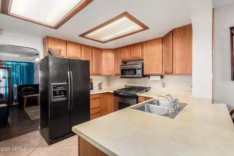 Kitchen - 2546 W Augusta Ave, Phoenix, AZ 85051 photo 3 of 3