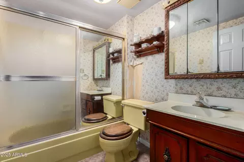 Bath - 2546 W Augusta Ave, Phoenix, AZ 85051 photo 2 of 2