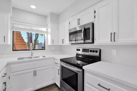 Kitchen - 4429 E Hubbell St #45, Phoenix, AZ 85008 photo 3 of 5