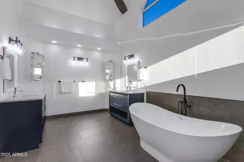 Bath - 1331 E Voltaire Ave, Phoenix, AZ 85022 photo 2 of 4