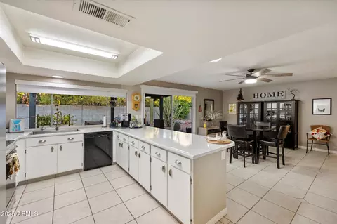 Kitchen - 4036 E Louise Dr, Phoenix, AZ 85032 photo 4 of 5