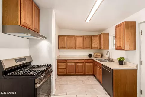 Kitchen - 6030 N 32nd Ave, Phoenix, AZ 85017 photo 2 of 5