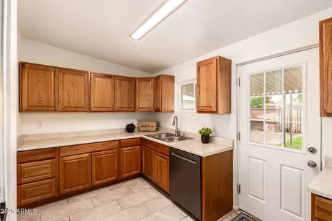 Kitchen - 6030 N 32nd Ave, Phoenix, AZ 85017 photo 4 of 5
