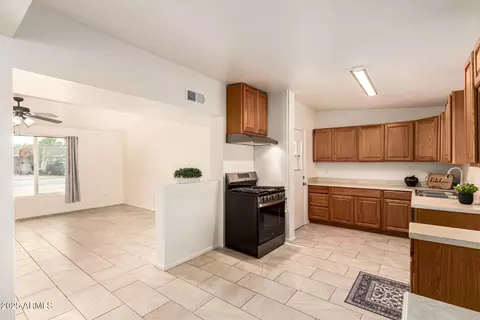 Kitchen - 6030 N 32nd Ave, Phoenix, AZ 85017 photo 3 of 5