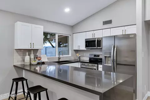 9118 N 68th Ln, Peoria, AZ 85345