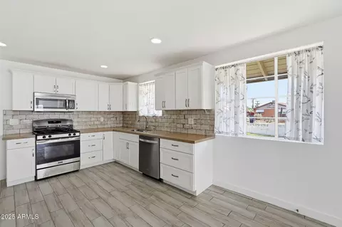 Kitchen - 4736 N 34th Dr, Phoenix, AZ 85017 photo 2 of 2