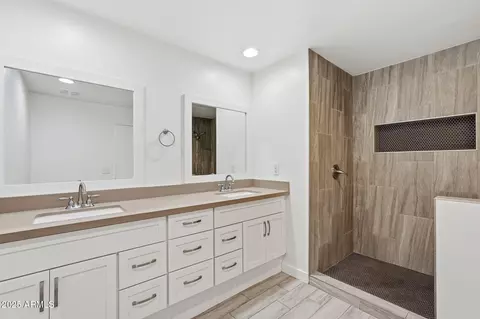 Bath - 4736 N 34th Dr, Phoenix, AZ 85017 photo 1 of 2