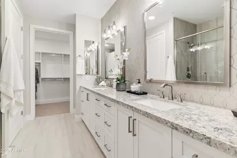 Bath - 5250 E Deer Valley Dr #137, Phoenix, AZ 85054 photo 1 of 4