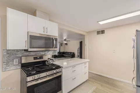 Kitchen - 742 E Sierra Vista Dr, Phoenix, AZ 85014 photo 2 of 4
