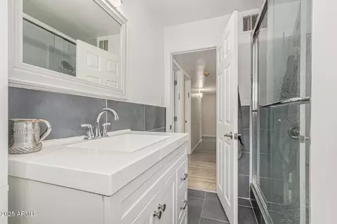 Bath - 742 E Sierra Vista Dr, Phoenix, AZ 85014 photo 5 of 6