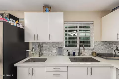 Kitchen - 742 E Sierra Vista Dr, Phoenix, AZ 85014 photo 4 of 4