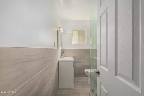 Bath - 742 E Sierra Vista Dr, Phoenix, AZ 85014 photo 1 of 6