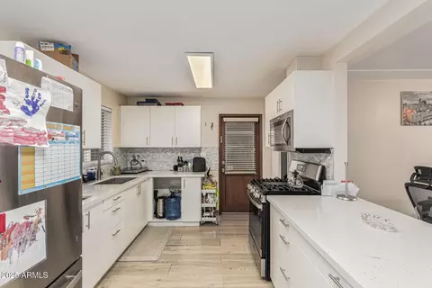 Kitchen - 742 E Sierra Vista Dr, Phoenix, AZ 85014 photo 1 of 4