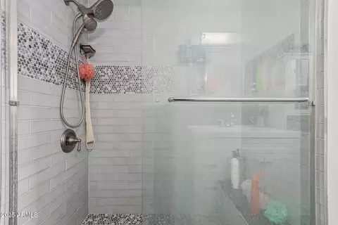 Bath - 742 E Sierra Vista Dr, Phoenix, AZ 85014 photo 6 of 6