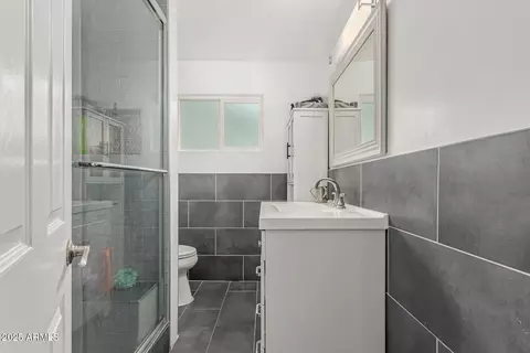 Bath - 742 E Sierra Vista Dr, Phoenix, AZ 85014 photo 4 of 6