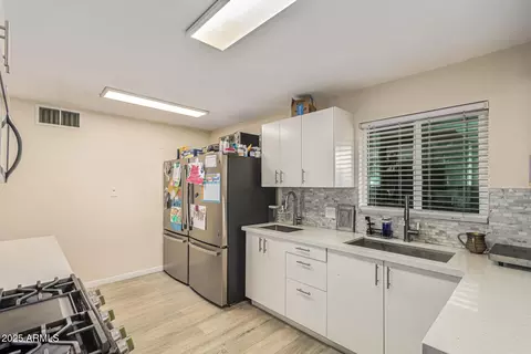 Kitchen - 742 E Sierra Vista Dr, Phoenix, AZ 85014 photo 3 of 4