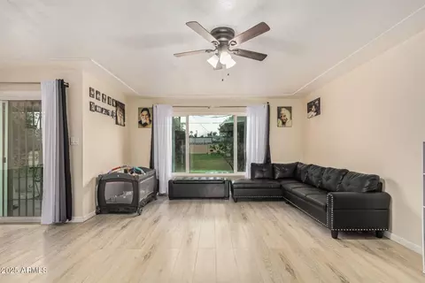 Living - 742 E Sierra Vista Dr, Phoenix, AZ 85014 photo 1 of 2
