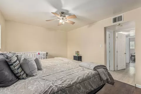 Bedroom - 742 E Sierra Vista Dr, Phoenix, AZ 85014 photo 1 of 5