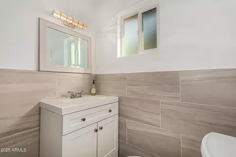 Bath - 742 E Sierra Vista Dr, Phoenix, AZ 85014 photo 2 of 6