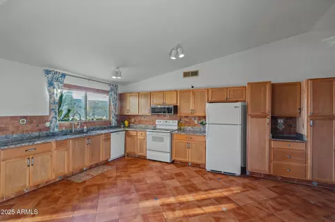 Kitchen - 4841 E Desert View Dr, Phoenix, AZ 85044 photo 2 of 5