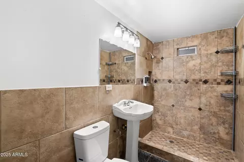 Bath - 1326 W Cheryl Dr, Phoenix, AZ 85021 photo 1 of 2
