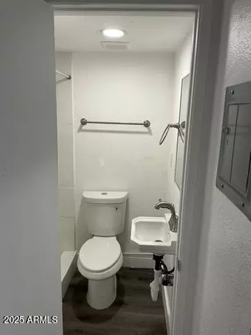 Bath - 8910-8912 N 3rd St, Phoenix, AZ 85020 photo 6 of 8