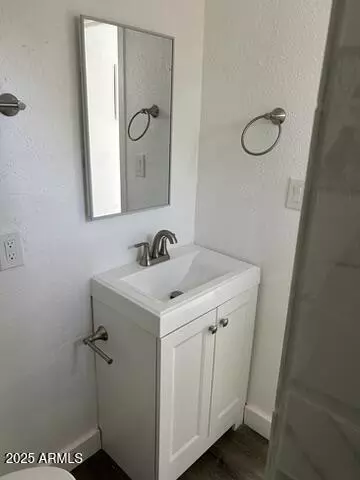 Bath - 8910-8912 N 3rd St, Phoenix, AZ 85020 photo 2 of 8