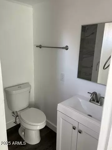 Bath - 8910-8912 N 3rd St, Phoenix, AZ 85020 photo 3 of 8