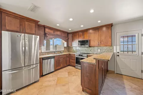 Kitchen - 4046 E Hidalgo Ave, Phoenix, AZ 85040 photo 3 of 6