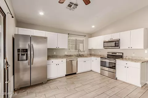 Kitchen - 2112 E Robin Ln E, Phoenix, AZ 85024 photo 2 of 3