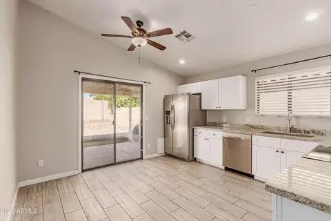 Kitchen - 2112 E Robin Ln E, Phoenix, AZ 85024 photo 3 of 3