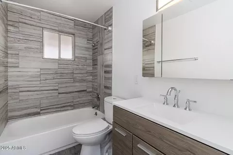 Bath - 1322 W North Ln, Phoenix, AZ 85021 photo 1 of 1