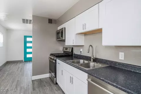 Kitchen - 1322 W North Ln, Phoenix, AZ 85021 photo 1 of 3
