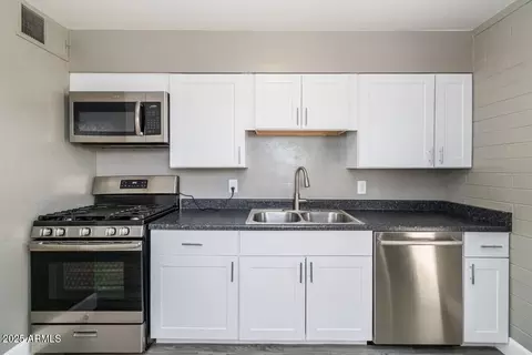 Kitchen - 1322 W North Ln, Phoenix, AZ 85021 photo 2 of 3